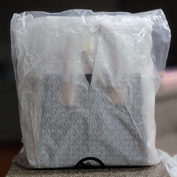 ⚠️LAST 1⚠️ Michael Kors Mercer Belted MD Satchel - Picture 5 of 10